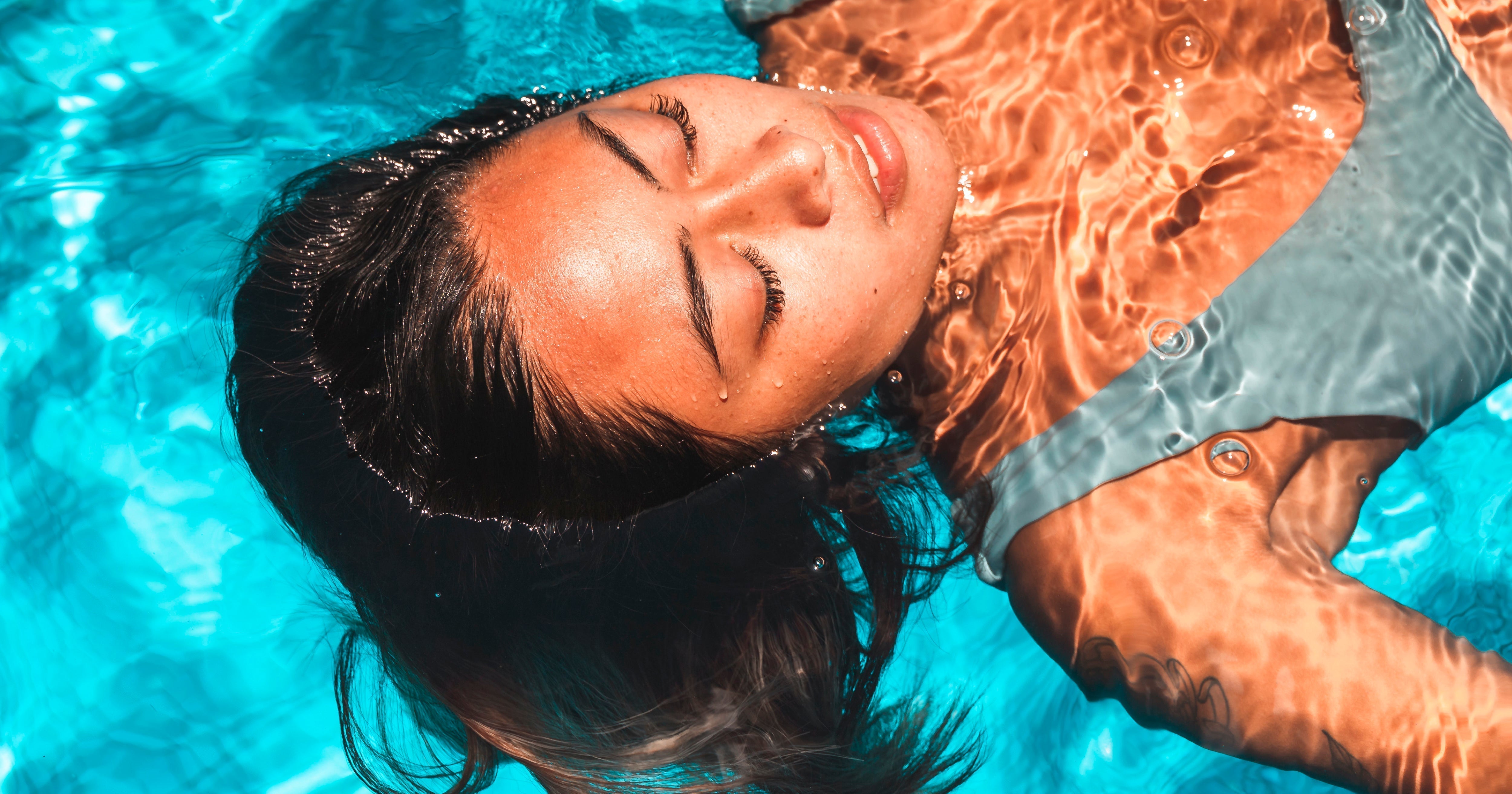 Come proteggere i capelli dal sole, dal mare e dal cloro